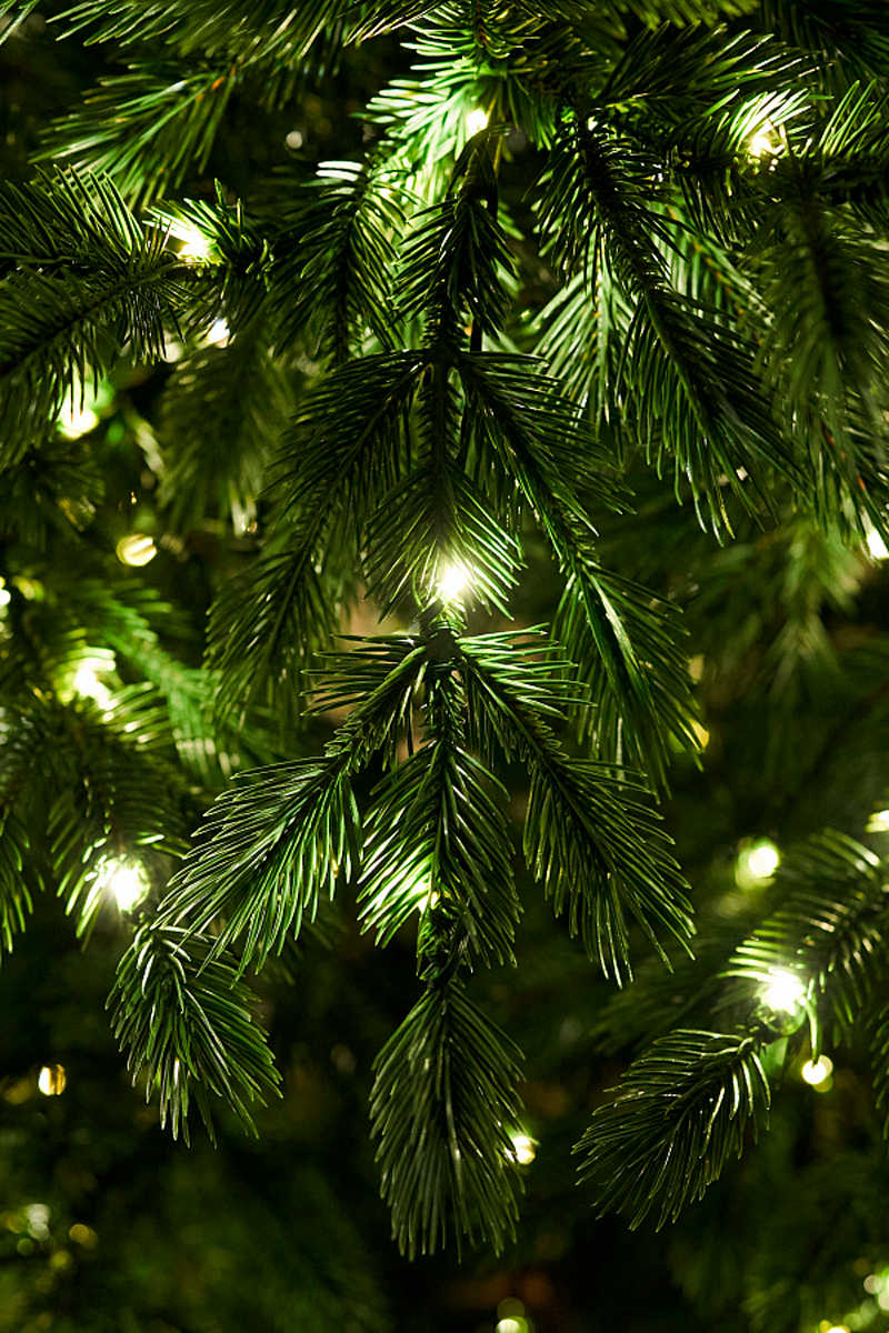 ТАЕЖНАЯ, ель литая с лампочками (2,1 м)2