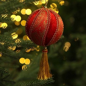 Шар красный с кисточкой с золотым узором 10 см1