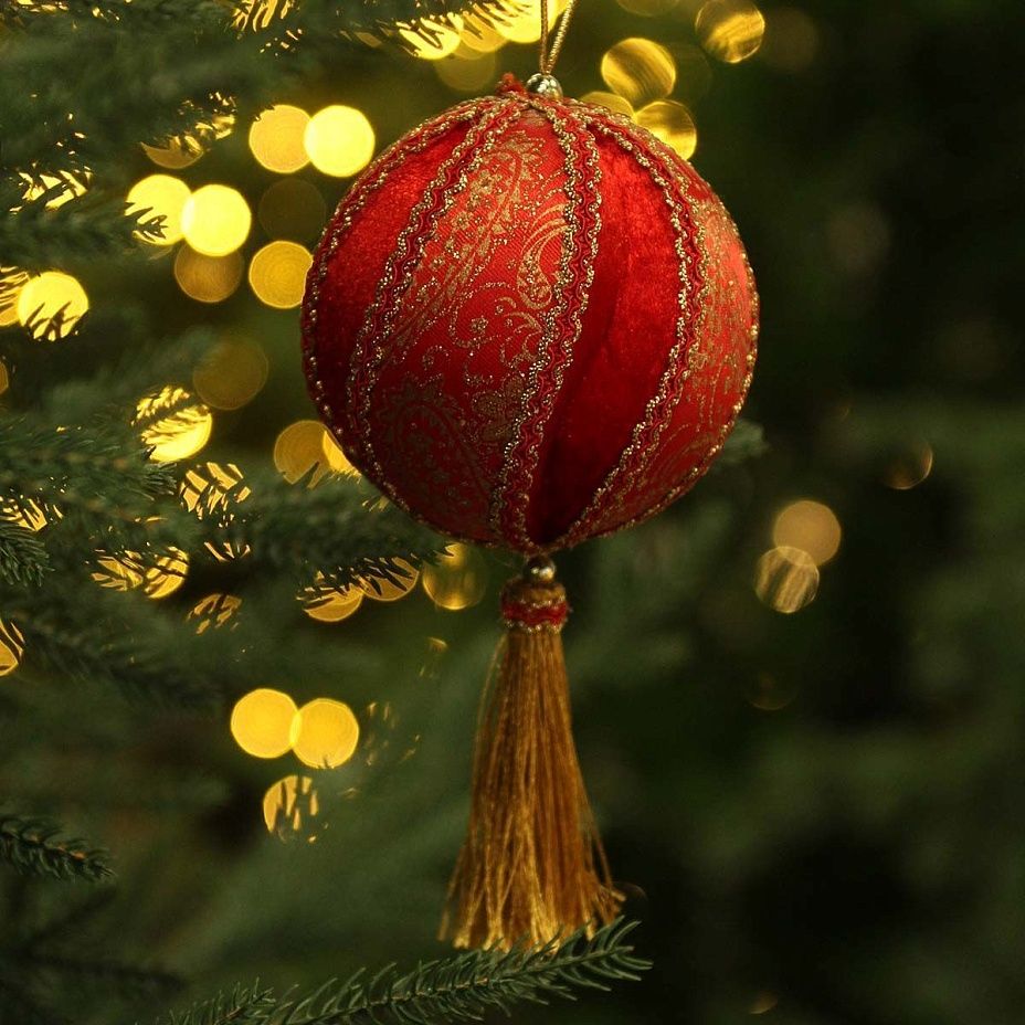 Шар красный с кисточкой с золотым узором 10 см2