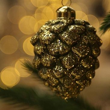 Шишка кедровая зеленая с золотом 13 см 02811