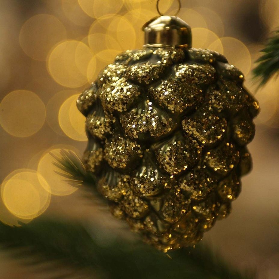 Шишка кедровая зеленая с золотом 13 см 02812