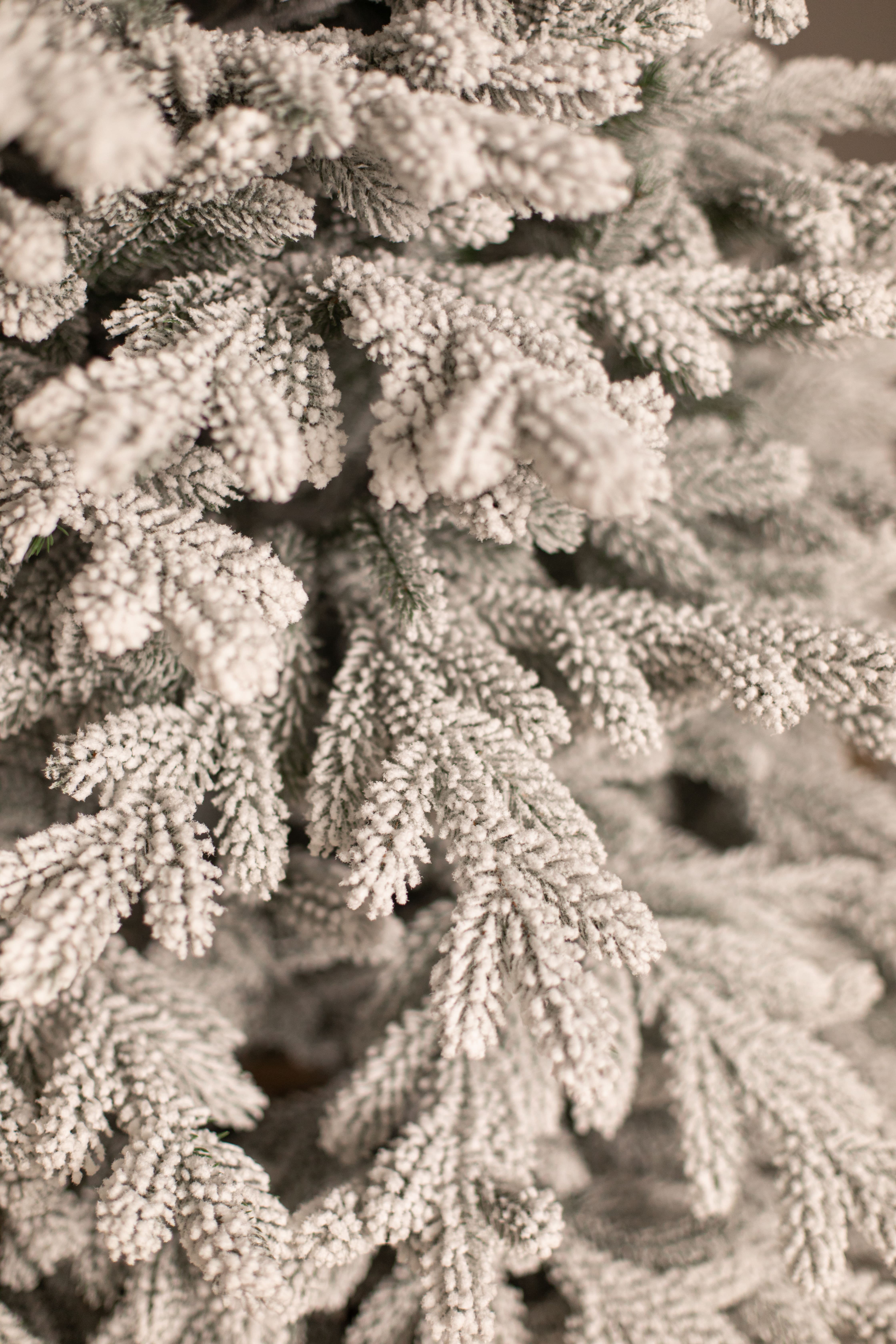 Уральская, ель искусственная заснеженная литая ПЭ (2,4 м)2