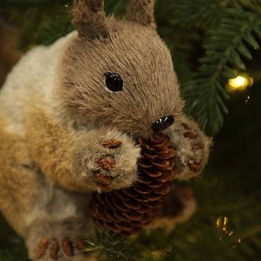 Белка с шишкой коричневая 30x18 см 60771