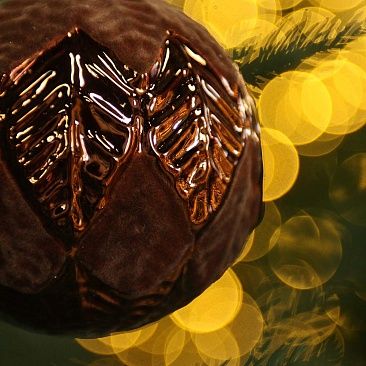 Шар шоколадный с бархатными листьями 10 см 05321