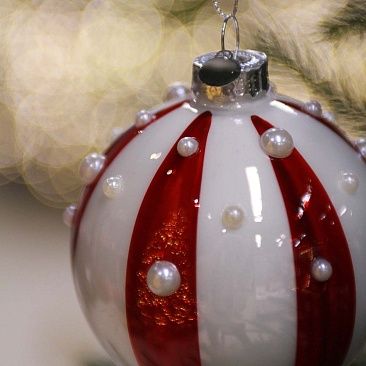 Шар красно-белый с бусинками 12 см 30811