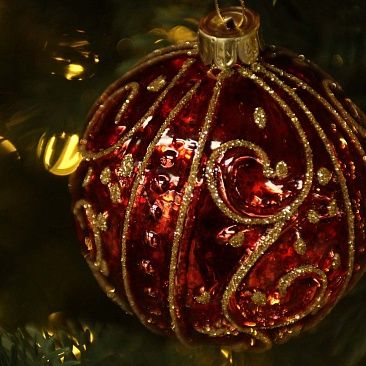 Шар красный с золотым завитком 8 см 09051