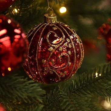 Шар красный с золотым завитком 8 см 09051