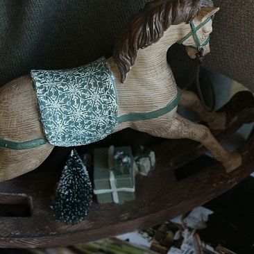 Лошадка-качалка зеленая с подарками
