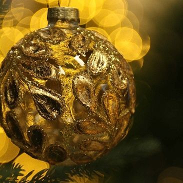 Шар Золотые листья 8 см 55131