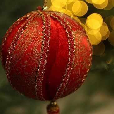 Шар красный с кисточкой с золотым узором 10 см1