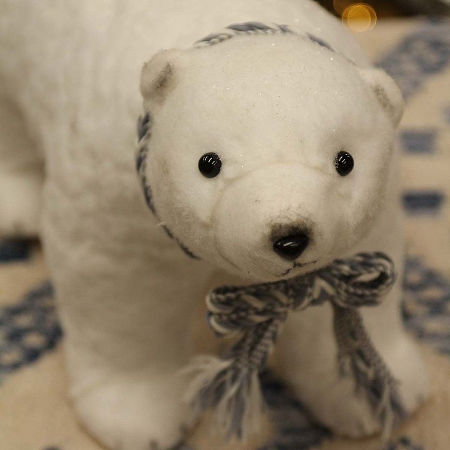 Белый мишка в сером шарфе побольше 55х29 см2