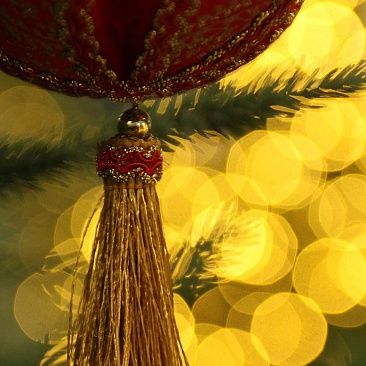 Шар красный с кисточкой с золотым узором 10 см1