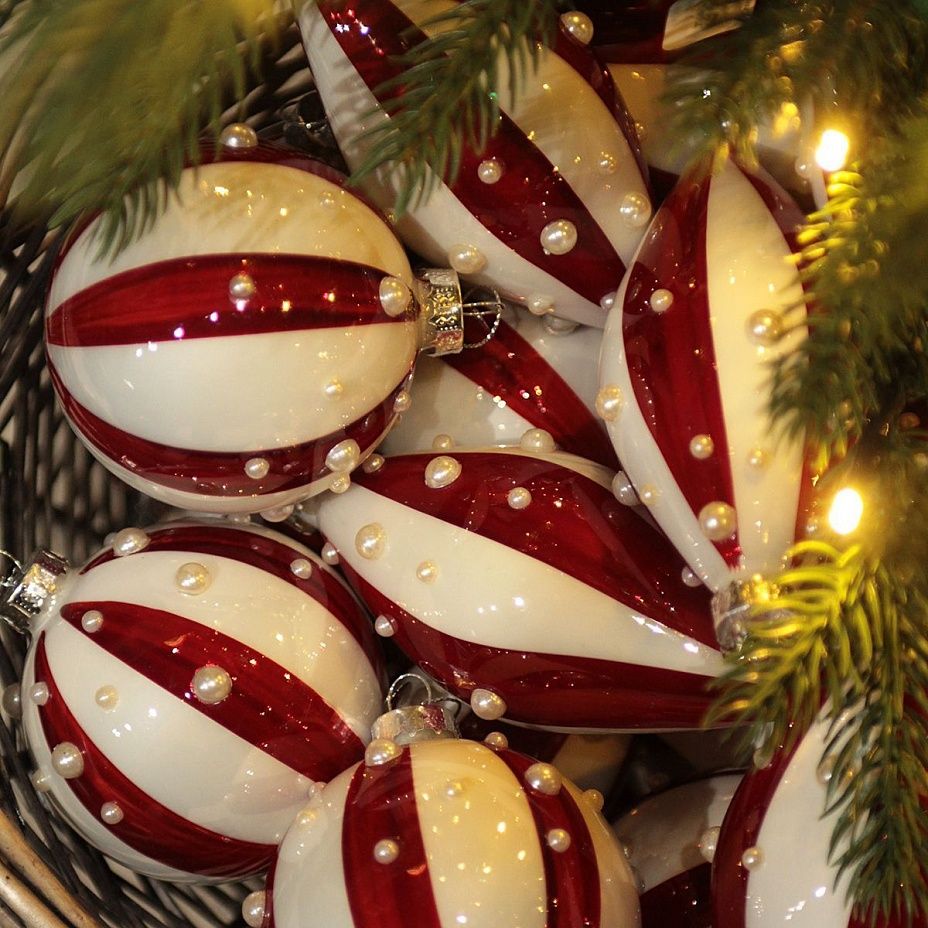 Шар красно-белый с бусинками 12 см 30812