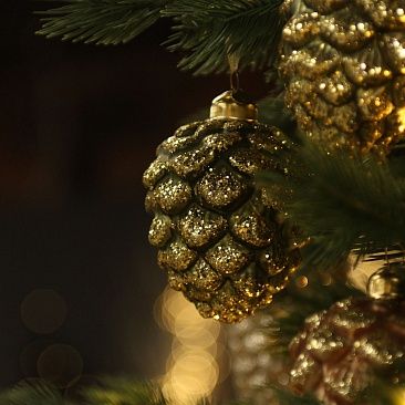 Шишка кедровая зеленая с золотом 13 см 02811