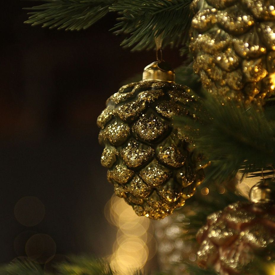 Шишка кедровая зеленая с золотом 13 см 02812