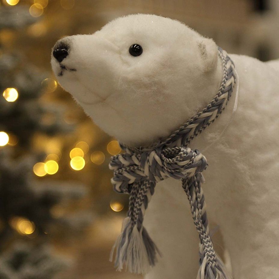 Белый мишка в сером шарфе побольше 55х29 см2