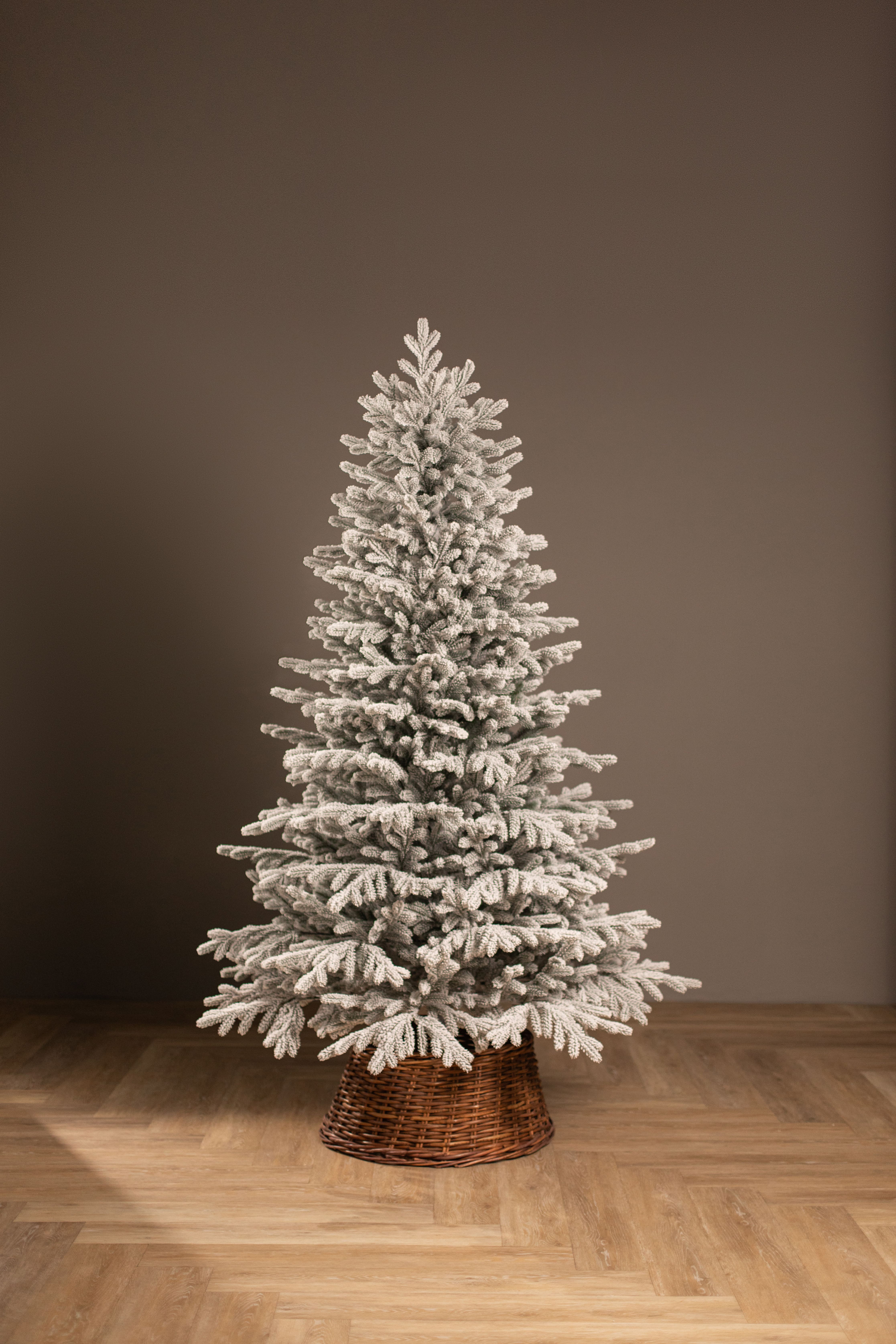 Уральская, ель искусственная заснеженная литая ПЭ (2,4 м)1